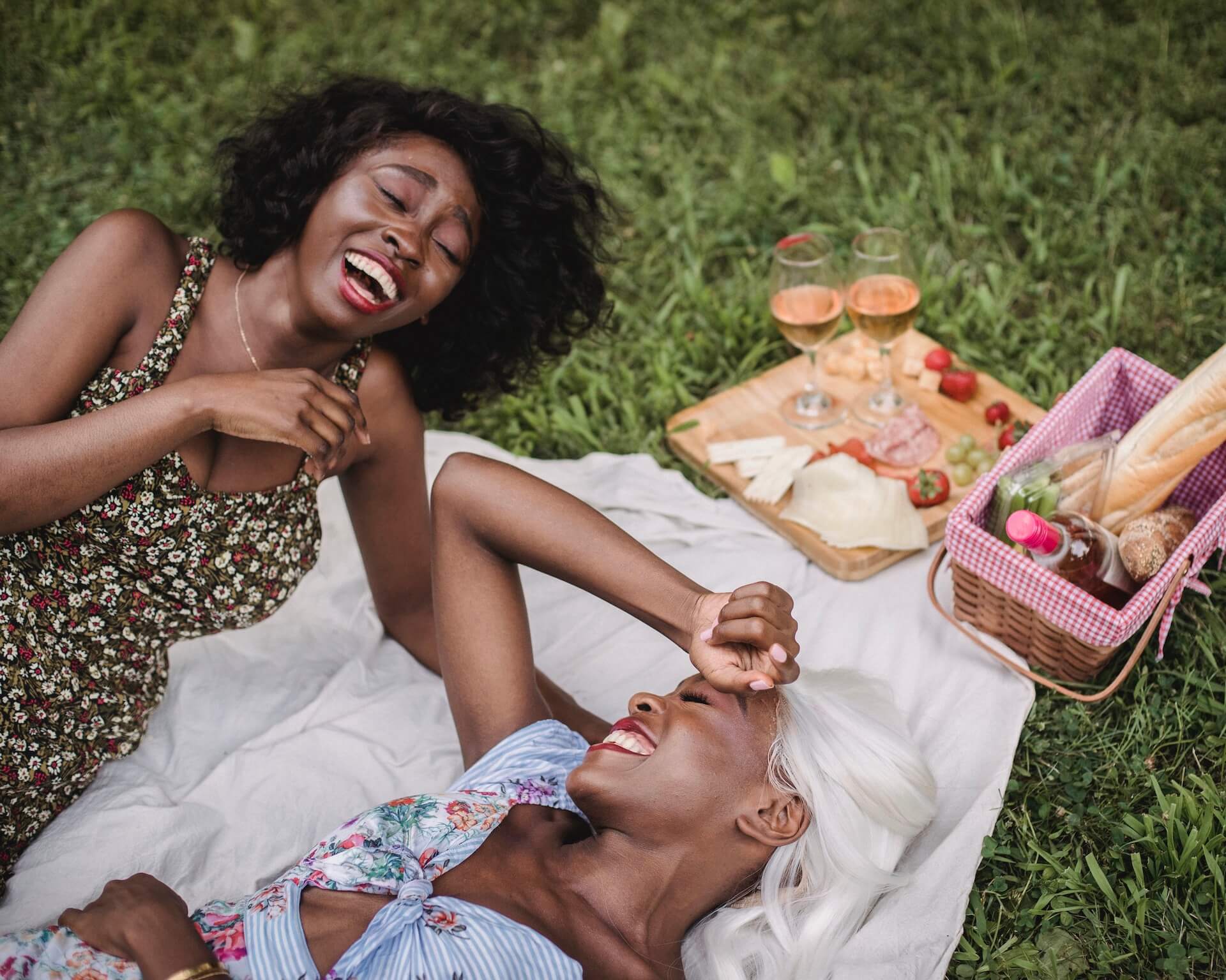 5 MUST-HAVE ITEMS FOR A PICNIC IN THE CITY